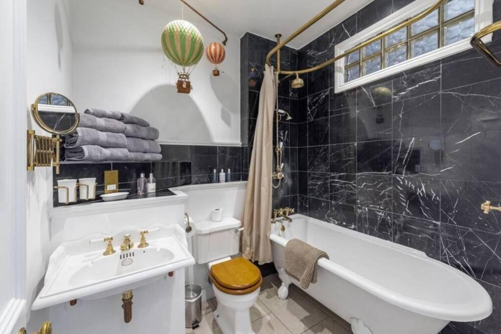 Georgian Apartment Located In The Center Of Bath. Экстерьер фото